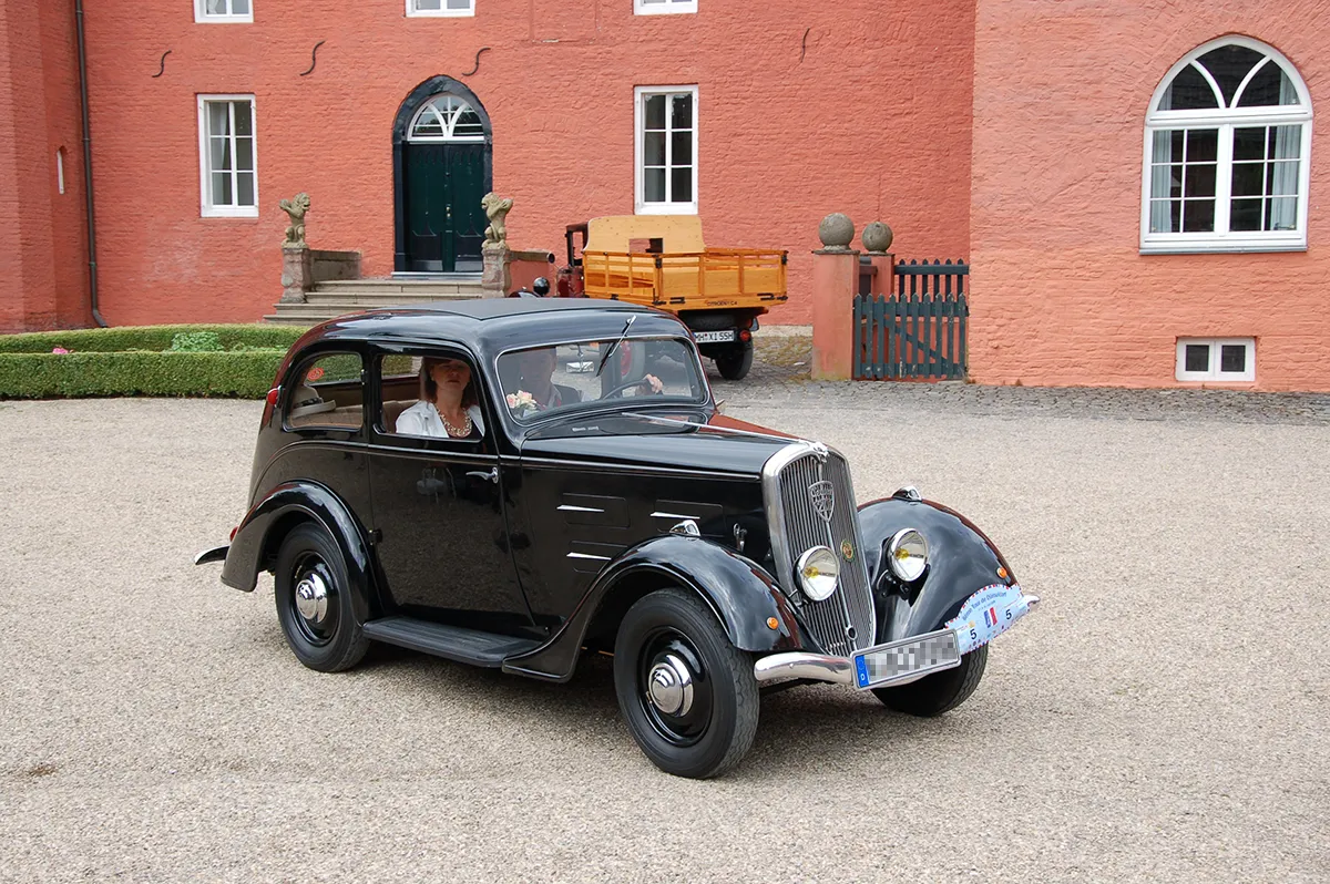 Oldtimer im Hof von Schloss Bloemersheim