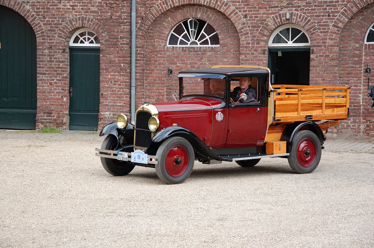 Oldtimer vor den Hofgebäuden von Schloss Bloemersheim